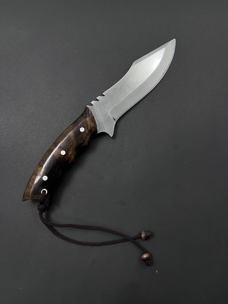 Coltello da caccia a codolo intero fatto a mano: acciaio inciso, impugnatura in noce.