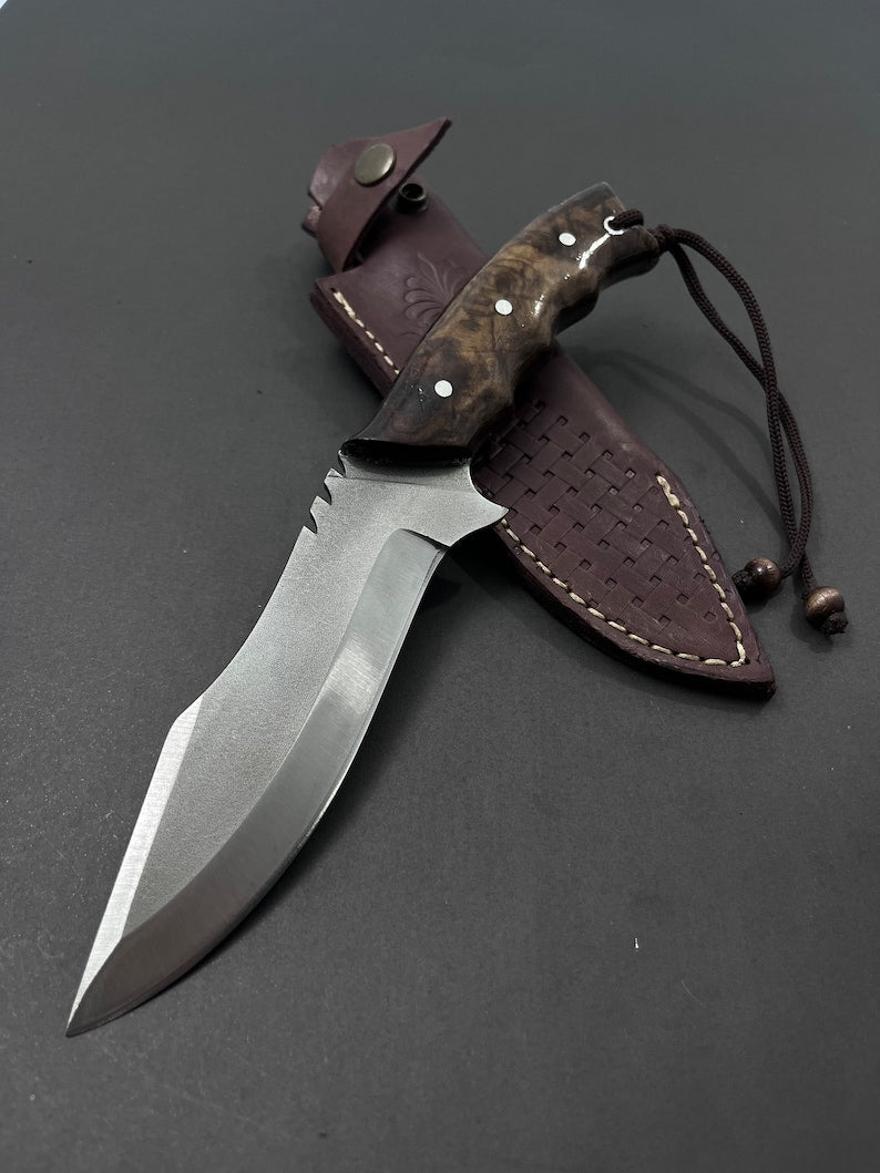 Coltello da caccia a codolo intero fatto a mano: acciaio inciso, impugnatura in noce.