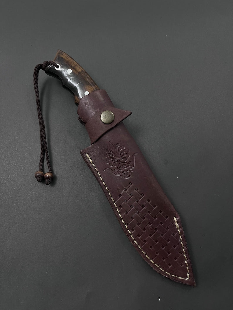 Coltello da caccia a codolo intero fatto a mano: acciaio inciso, impugnatura in noce.