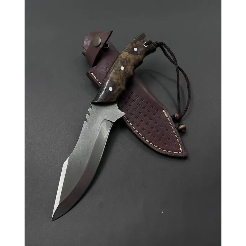 Coltello da caccia a codolo intero fatto a mano: acciaio inciso, impugnatura in noce.