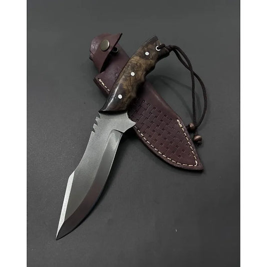 Coltello da caccia a codolo intero fatto a mano: acciaio inciso, impugnatura in noce.