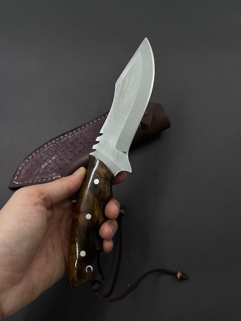 Coltello da caccia a codolo intero fatto a mano: acciaio inciso, impugnatura in noce.