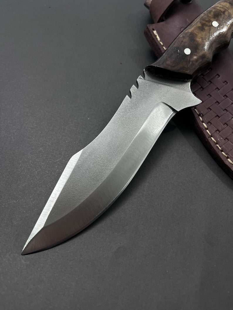 Coltello da caccia a codolo intero fatto a mano: acciaio inciso, impugnatura in noce.