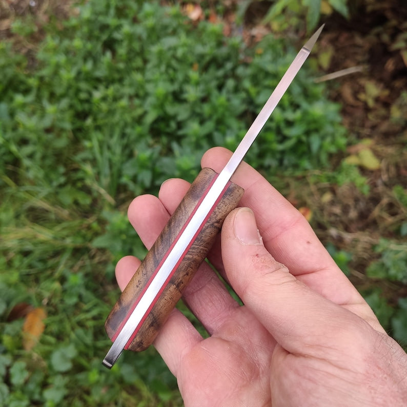 Coltello a lama fissa Wharncliffe EDC con fodero in pelle, realizzato in acciaio Sleipner e noce turco.