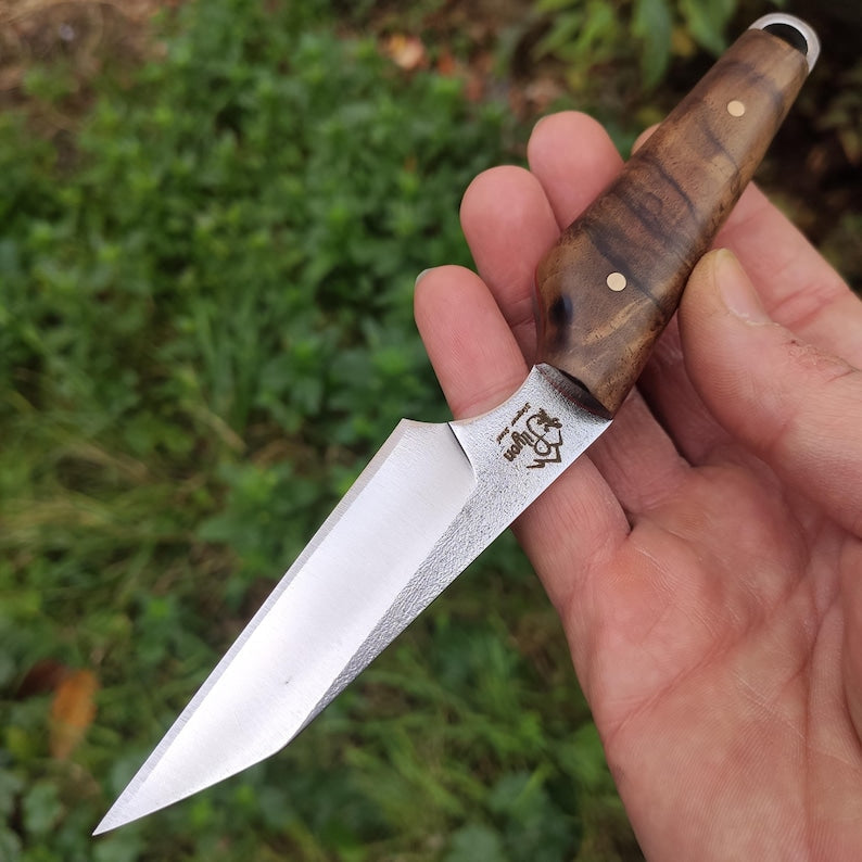 Coltello a lama fissa Wharncliffe EDC con fodero in pelle, realizzato in acciaio Sleipner e noce turco.