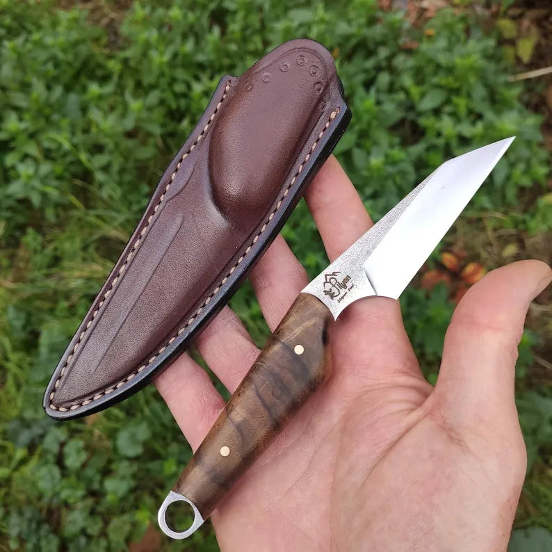 Coltello a lama fissa Wharncliffe EDC con fodero in pelle, realizzato in acciaio Sleipner e noce turco.