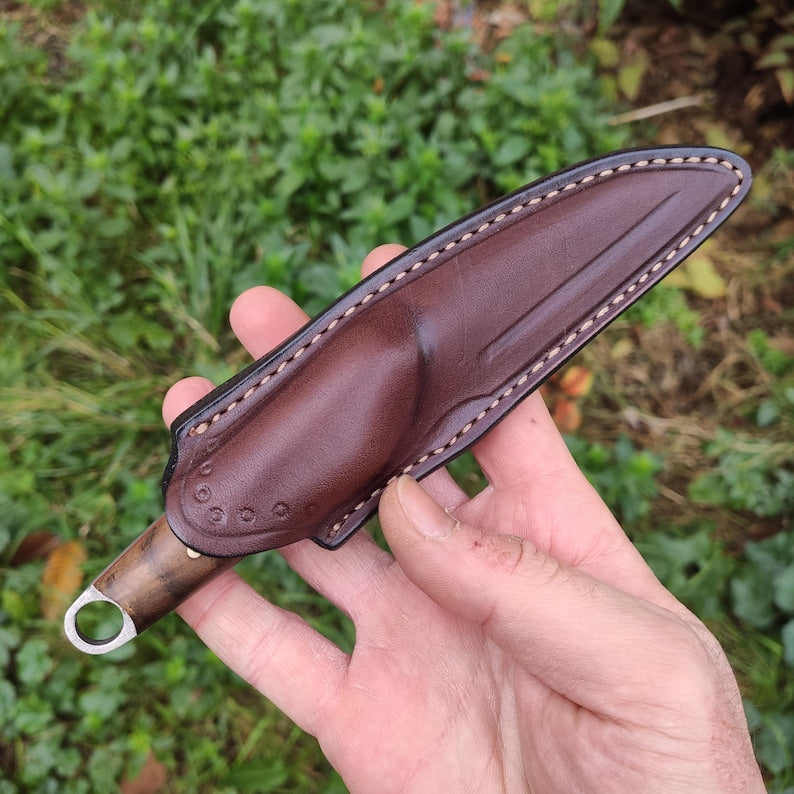 Coltello a lama fissa Wharncliffe EDC con fodero in pelle, realizzato in acciaio Sleipner e noce turco.